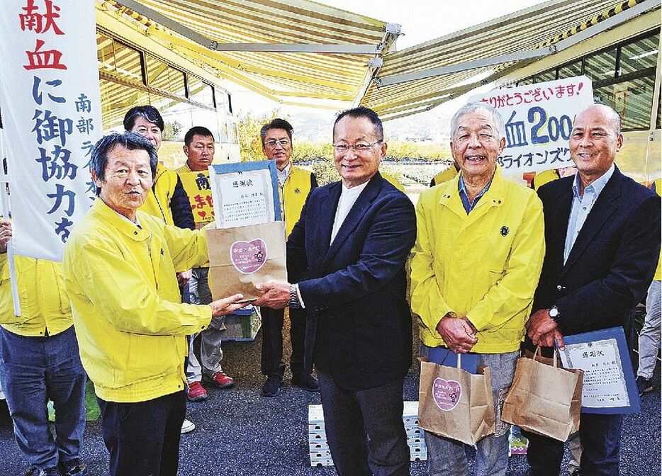 ２００回以上献血して感謝状を贈られる森下秀夫さん（右端）、冨士八郎さん（右から２人目）、西山博康さん（右から３人目）＝２０日、和歌山県みなべ町芝で