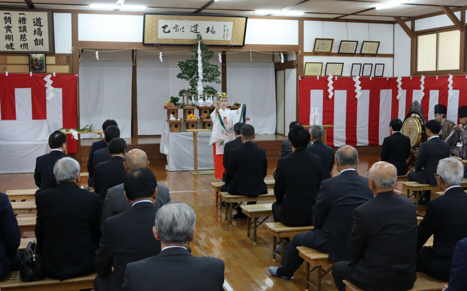 雅楽の演奏に合わせて舞を奉納する女性（京都府向日市向日町・乙訓剣道場）