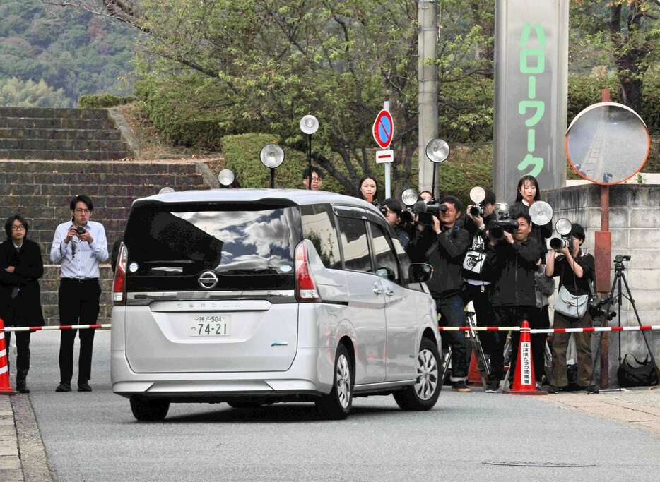 兵庫県警たつの署に入る容疑者を乗せた車両＝7日午前、兵庫県たつの市