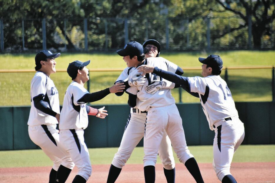 サヨナラ勝ちして喜ぶ中部大ナイン