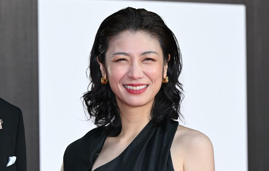 「第37回東京国際映画祭」のレッドカーペットに登場した瀧内公美さん