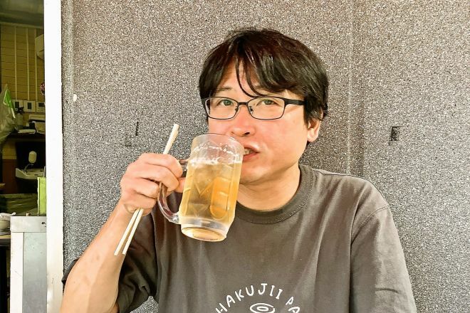 20代の頃から酒場に「入りびたり」だったという酒場ライター・パリッコさんの「はたちメシ」は？＝白央篤司撮影