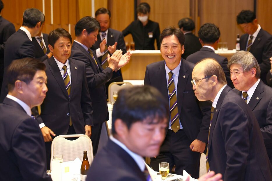 阪神納会には、藤川新監督(右から3人目)、岡田前監督(同2人目)も出席した