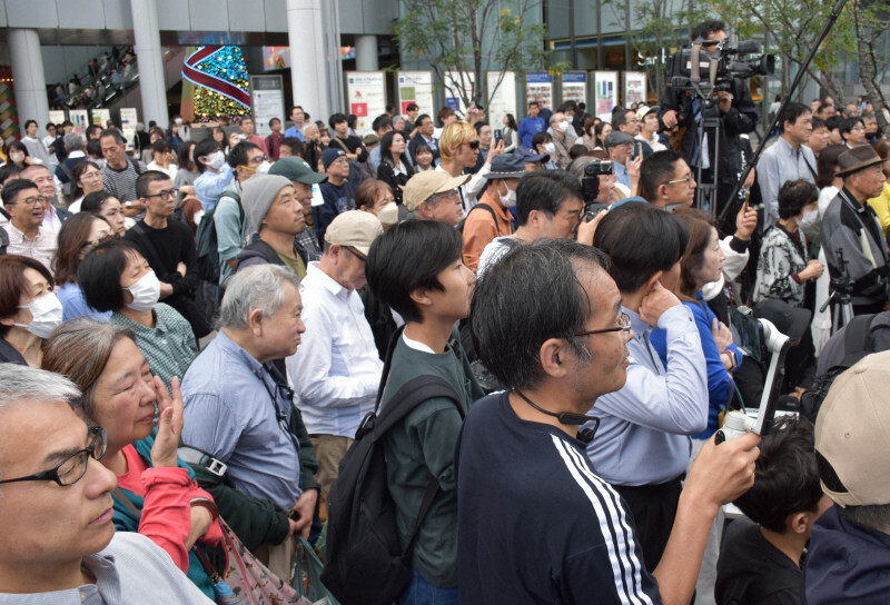 名古屋市長選の候補者の演説に耳を傾ける聴衆＝名古屋市中村区で2024年11月17日午後3時19分、真貝恒平撮影