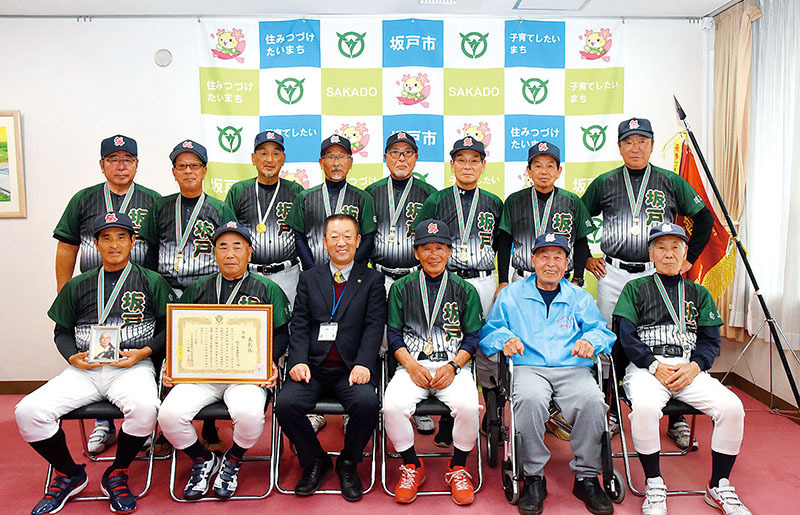 全国古希軟式野球大会での優勝を石川清市長（前列左から3人目）に報告した「坂戸古希野球クラブ」のメンバー（坂戸市提供）