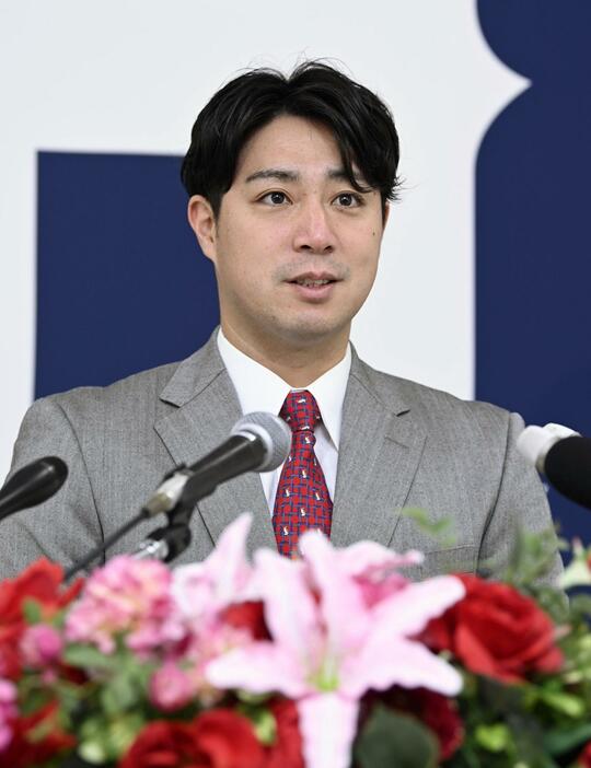 広島の投手コーチ就任が決まり、記者会見する野村祐輔氏＝19日、マツダスタジアム