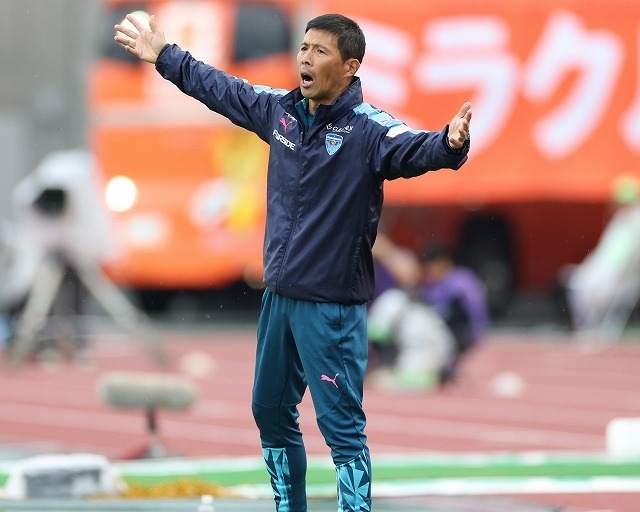 横浜FCを１年でのJ１復帰に導いた四方田監督。写真：永島裕基