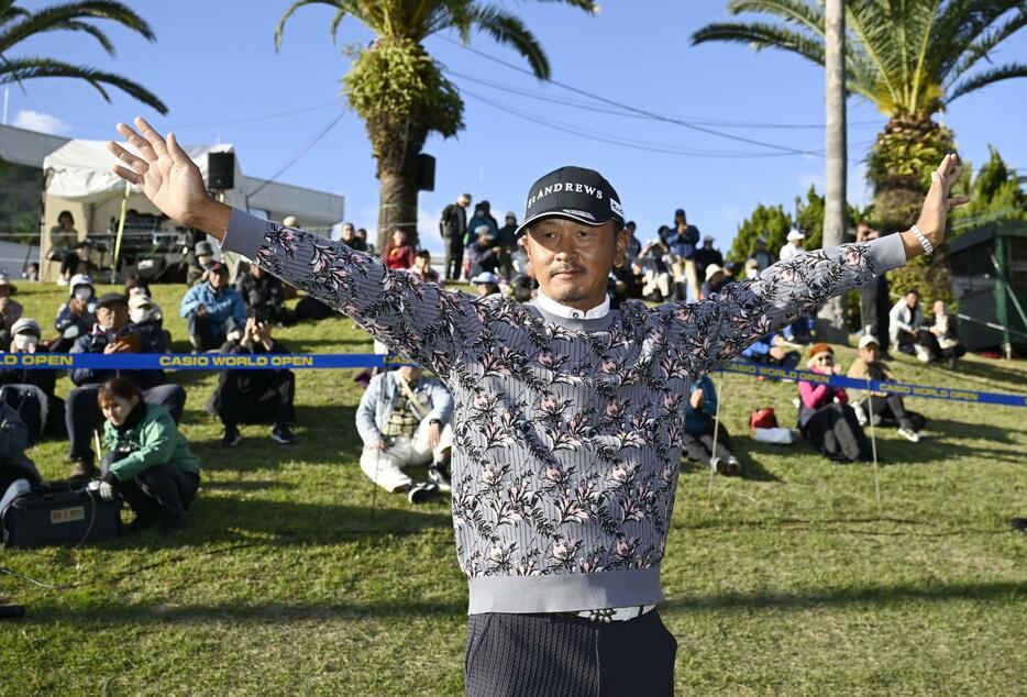 通算14アンダーで優勝し喜ぶ岩田寛＝Kochi黒潮CC