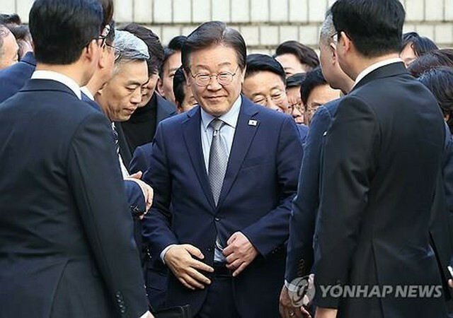 ソウル中央地裁に入る「共に民主党」の李在明代表＝15日、ソウル（聯合ニュース）