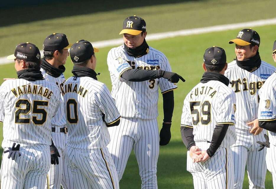 阪神のファン感謝デーに臨む大山悠輔（中央）ら＝23日、甲子園球場（根本成撮影）