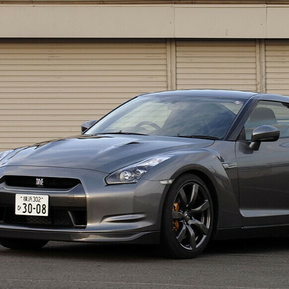 日産GT-R（初期型）は全長✕全幅✕全高=4655✕1895✕1370mm、ホイールベース=2780mm、車両重量=1740kgだった。