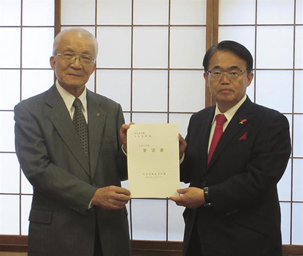 鬼頭会頭（左）が代表して要望書を大村知事に渡した