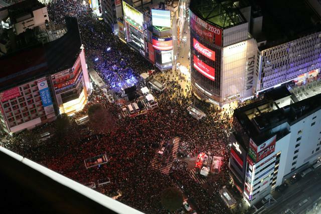 カウントダウンイベントがあった2019年から20年にかけての渋谷駅周辺。多くの人が新年を祝っていた=2020年1月1日午前0時2分、東京都渋谷区渋谷2丁目、江口和貴撮影