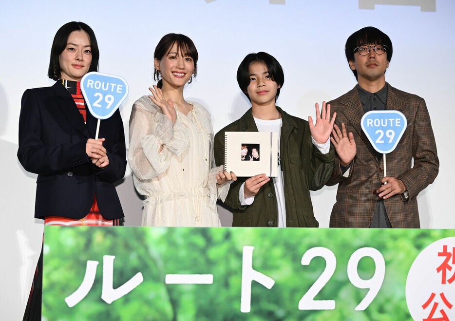 映画「ルート２９」の舞台あいさつに登壇した（左から）市川実日子、綾瀬はるか、大沢一菜、森井勇佑監督（カメラ・竹松　明季）