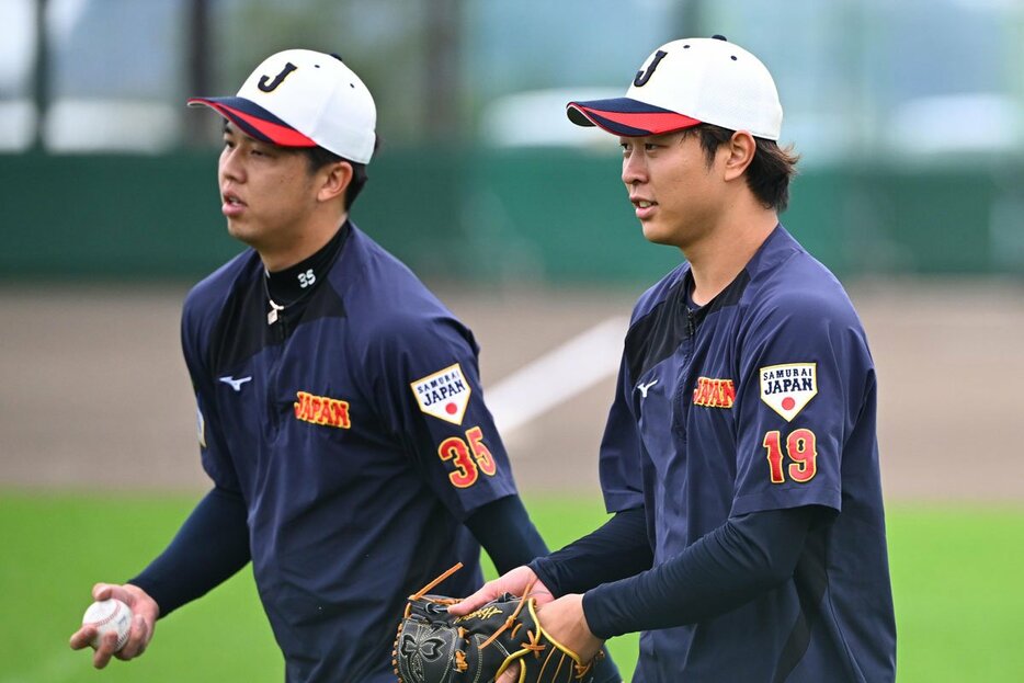 侍ジャパンの先発陣を任される中日・高橋宏斗(右)と阪神・才木浩人