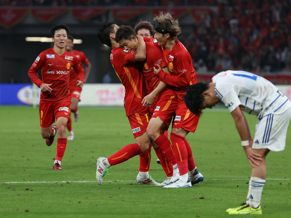 ルヴァン杯サッカー・名古屋―新潟。延長前半、中山（中央手前）のゴールで勝ち越し、喜ぶ名古屋の選手ら＝２日、東京・国立競技場