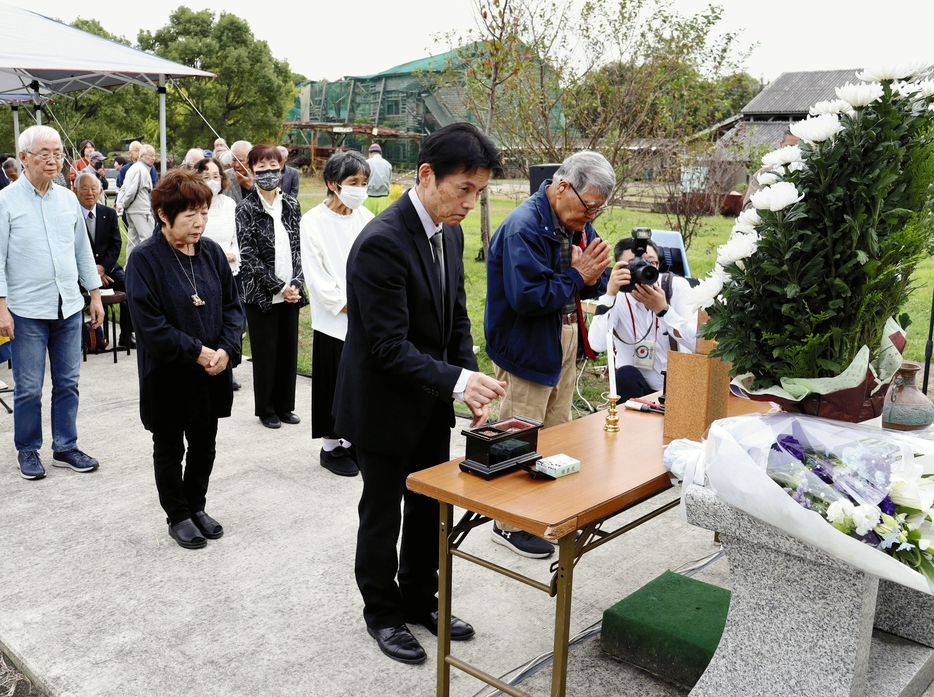 手を合わせて事故犠牲者の冥福を祈る参列者たち