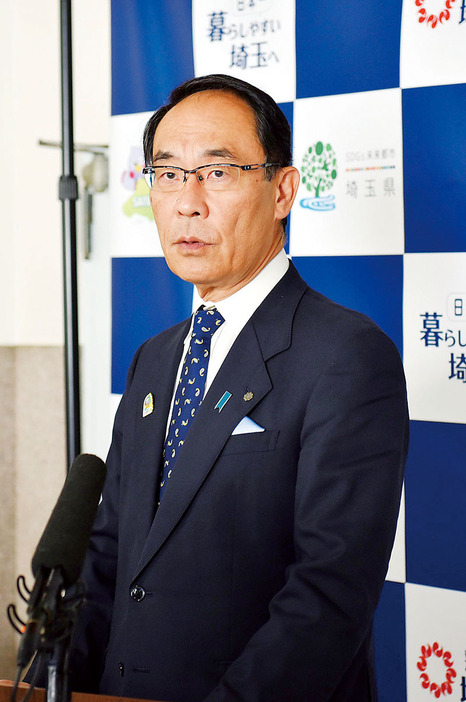 新病院計画中止の報告を受け、報道陣の取材に応じた大野元裕知事＝29日午前、県庁