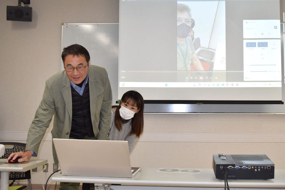 イベントのリハーサルを行う自主夜間教室の有志＝静岡市葵区のリンク西奈