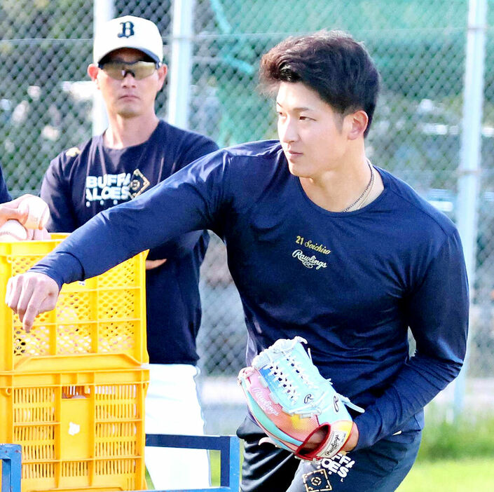 岸田護監督（左）が見る中ネットスローをする山崎颯一郎（カメラ・谷口　健二）