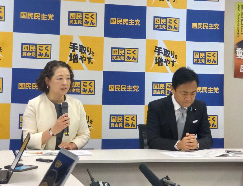 会談後、国民民主党の玉木雄一郎代表（右）に苦言を呈する連合の芳野友子会長＝国会内で2024年11月27日、安部志帆子撮影