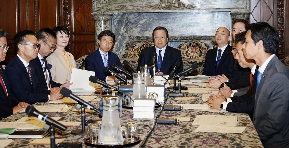 国会内で開かれた衆院与野党各会派の協議会＝6日午前