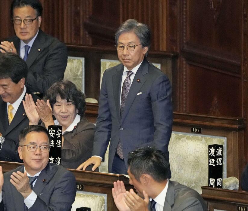 衆院本会議で予算委員長に選出され、起立する立憲民主党の安住前国対委員長＝13日午後