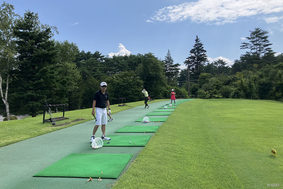 打席も広々。ドライバーを気持ちよく打てる