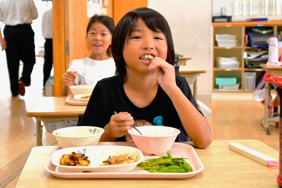 鴨川七里を味わう児童＝南房総