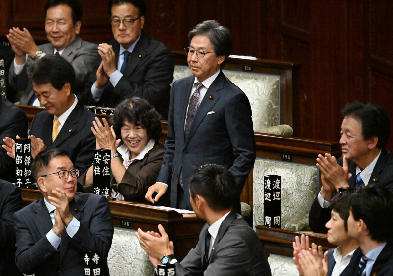 衆院本会議で予算委員長に選出され起立する立憲民主党の安住淳氏（中央）＝国会内で2024年11月13日午後1時5分、平田明浩撮影