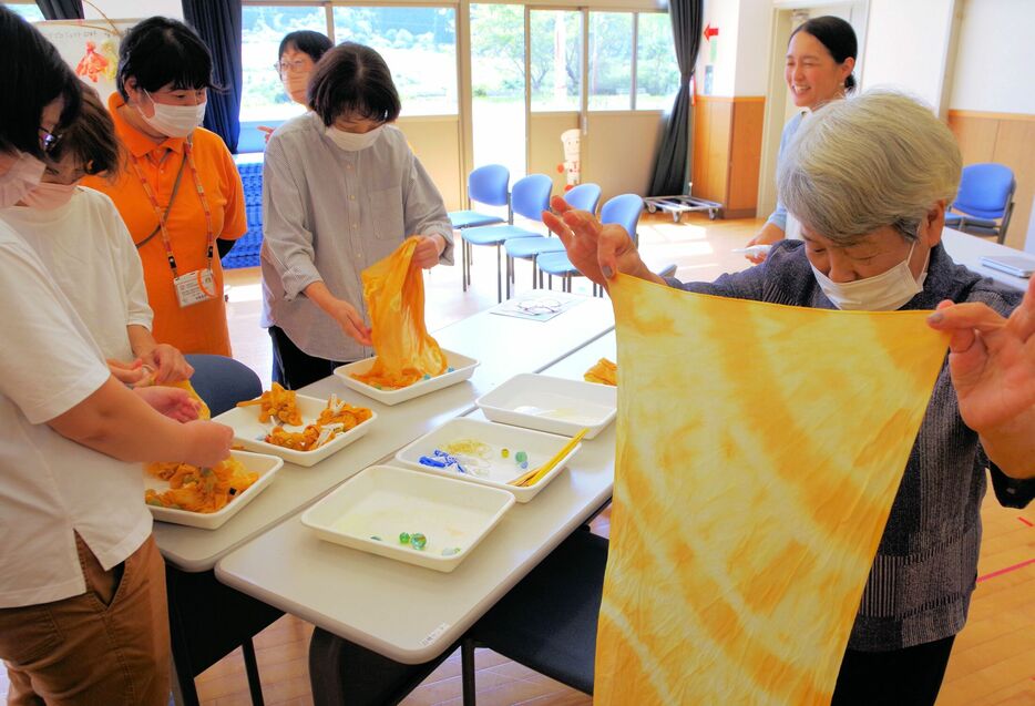 認知症支援のシンボルであるオレンジ色の草木染をする住民たち（南丹市美山町・市保健福祉センター美山分室）