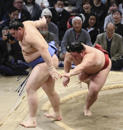 隆の勝（右）が押し出しで大の里を破る（２０日）＝秋月正樹撮影