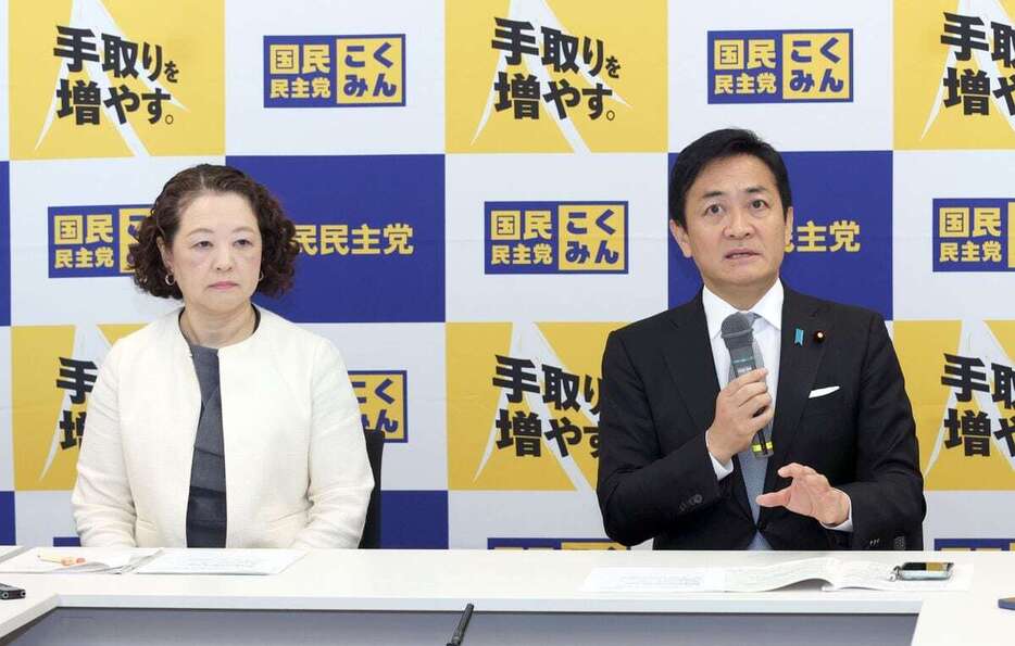 懇談後、記者団の取材に応じる国民民主党の玉木雄一郎代表（右）と連合の芳野友子会長＝27日午前、国会内（春名中撮影）