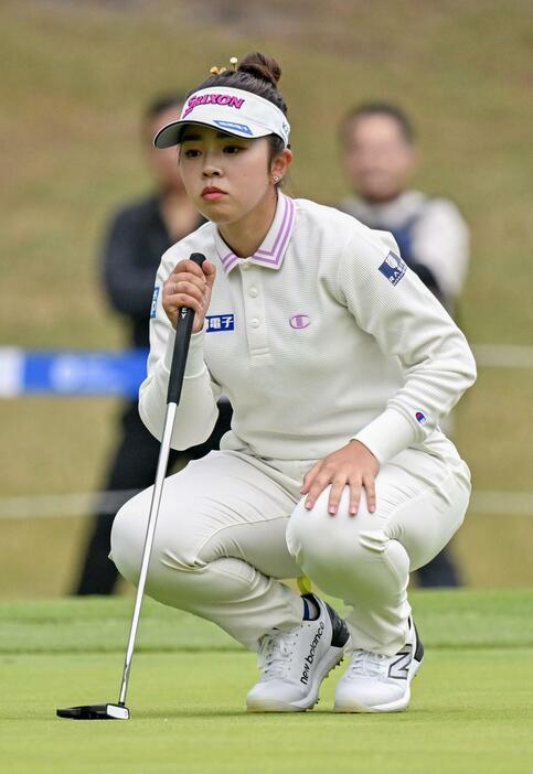 第2日、通算12アンダーで首位の山下美夢有＝エリエールGC松山