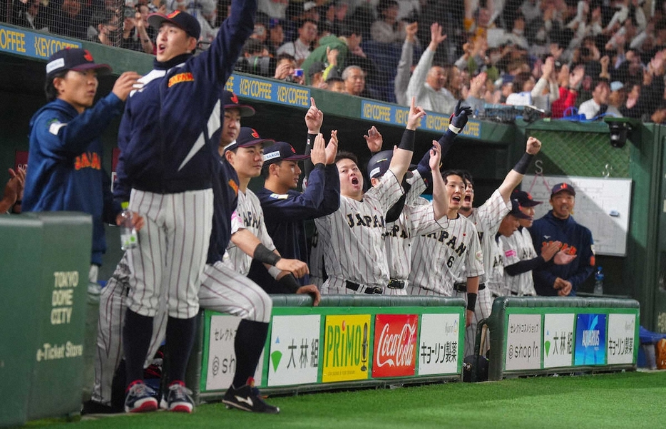 ＜日本・米国＞7回、小園の3ランに盛り上がる侍ジャパンナイン（撮影・木村　揚輔）