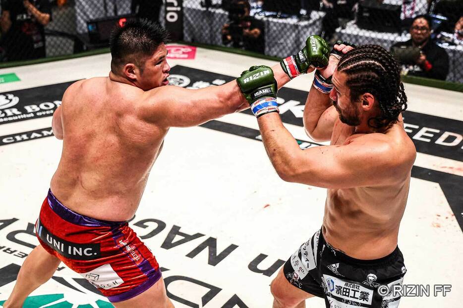 スダリオ剛（左）が加藤久輝に3R・TKO勝利を収めた【写真：(C)RIZIN FF】