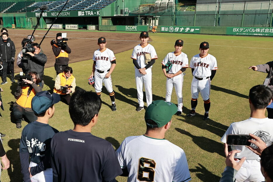 子どもたちの前にサプライズで登場した（左から）矢野謙次コーチ、横川凱、門脇誠、浅野翔吾（カメラ・竜田　卓）