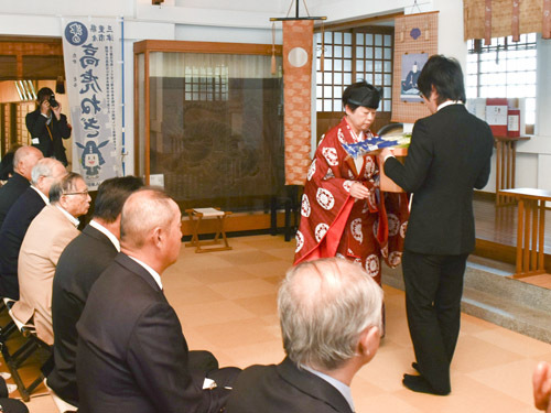 【津市産ブランド野菜「高虎ねぎ」の奉納祭＝津市丸之内の高山神社で】