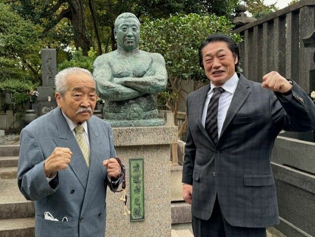 父・力道山「生誕１００年　感謝の集い」で小橋建太（右）と並ぶ百田光雄（池上本門寺で）