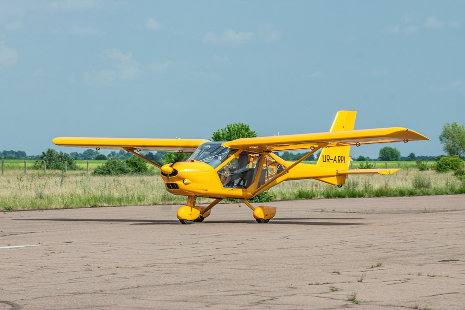 アエロプラクトA-22軽量スポーツ機。2011年6月、ウクライナ・ジトーミル（dragunov / Shutterstock.com）