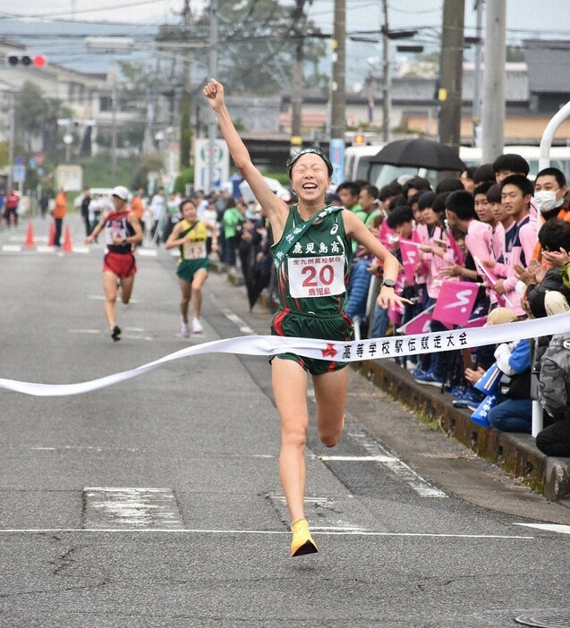 女子4位でフィニッシュする鹿児島の選手。南九州地区代表での都大路出場を決めた＝宮崎県西都市の市役所前で2024年11月16日午前11時10分、塩月由香撮影