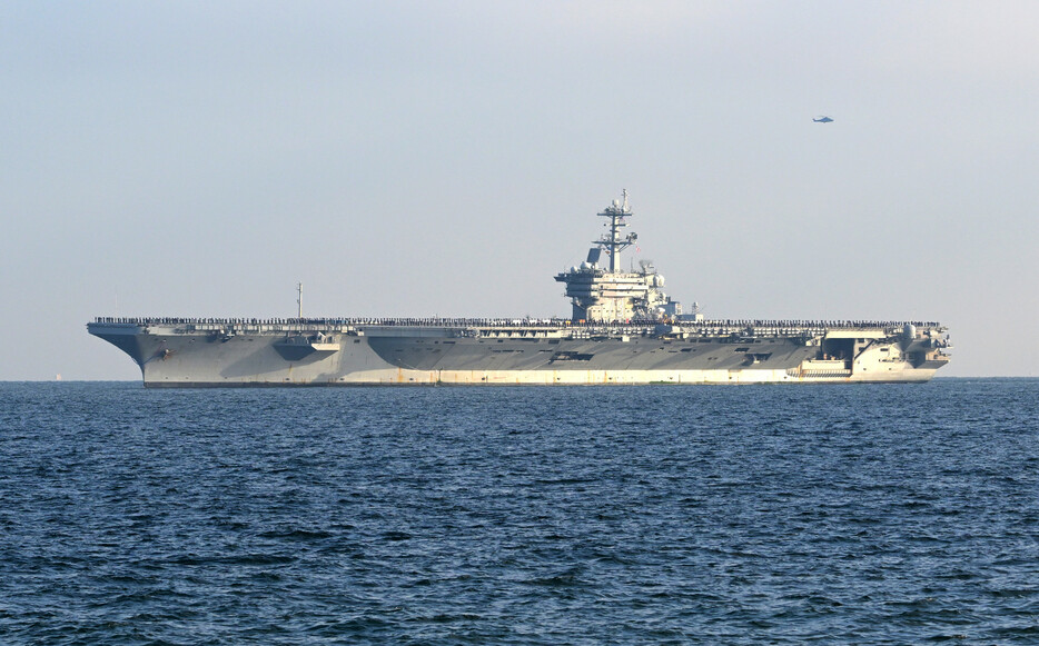 米原子力空母「ジョージ・ワシントン」（写真）が２２日、米海軍横須賀基地（神奈川県横須賀市）に入港した。５月に日本での任務を終えて帰国の途に就いた同「ロナルド・レーガン」の後継となる＝東京湾