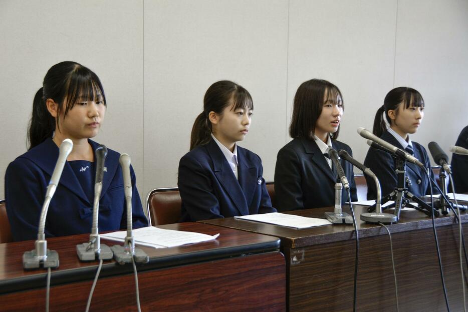 記者会見する高校生平和大使の（左から）大原悠佳さん、津田凜さん、甲斐なつきさん、島津陽奈さん＝18日午前、広島市