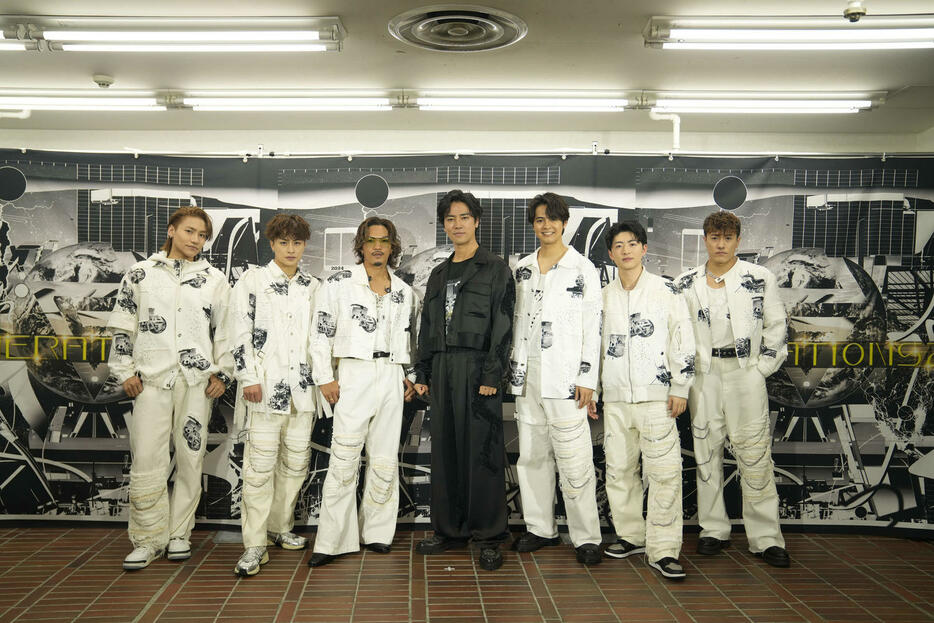 「GENERATIONS LIVE TOUR 2024”GENERATIONS 2．0”」神戸公演にスペシャルゲストとして登場した桐谷健太（中央）とGENERATIONS