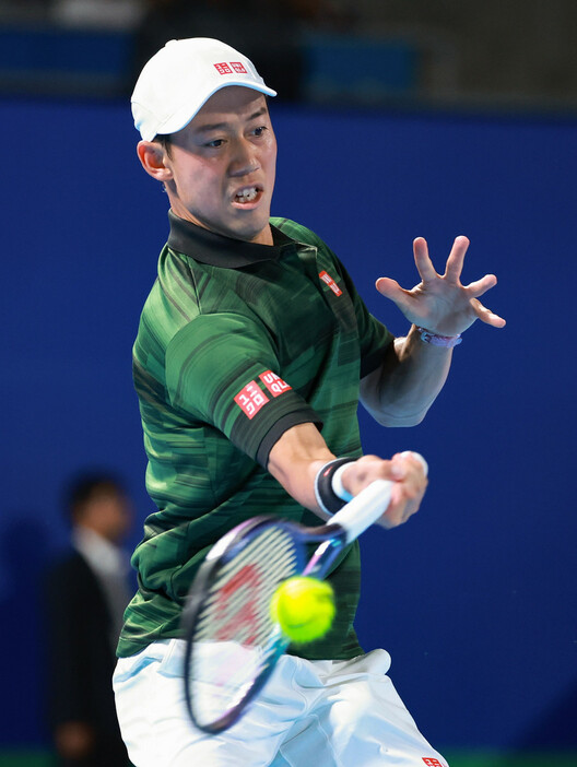 男子テニスのジャパン・オープン、シングルス準々決勝でプレーする錦織圭＝９月２９日、東京・有明テニスの森公園