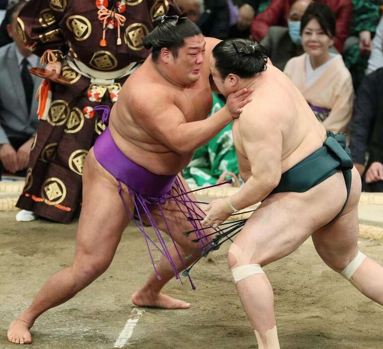 全身筋肉の尊富士も熱い取組を見せている！