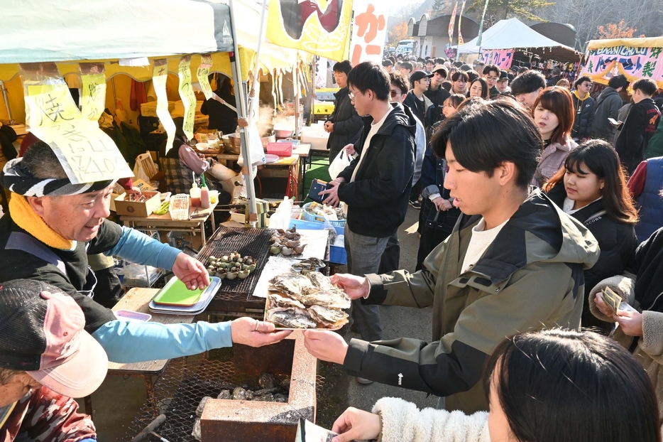 カキを求める長蛇の列でにぎわうまつり会場（16日午後0時45分ごろ）