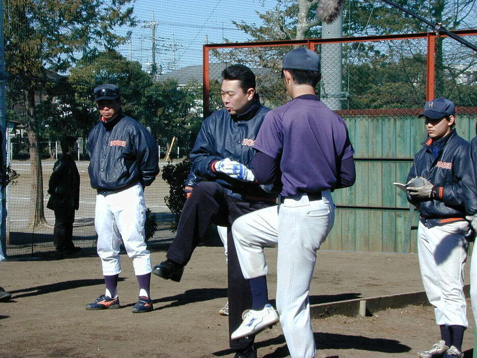 母校・法政大の選手たちに指導する江川卓　photo by Sankei Visual