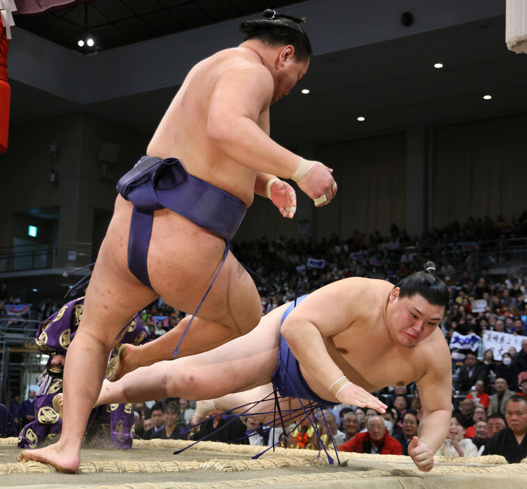 大相撲九州場所１３日目。大の里（下）はとったりで豊昇龍に敗れて５敗目＝２２日、福岡国際センター