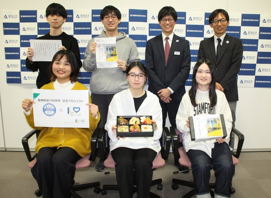 駅弁を考えた学生と豊橋鉄道の社員＝愛知大学豊橋校舎で